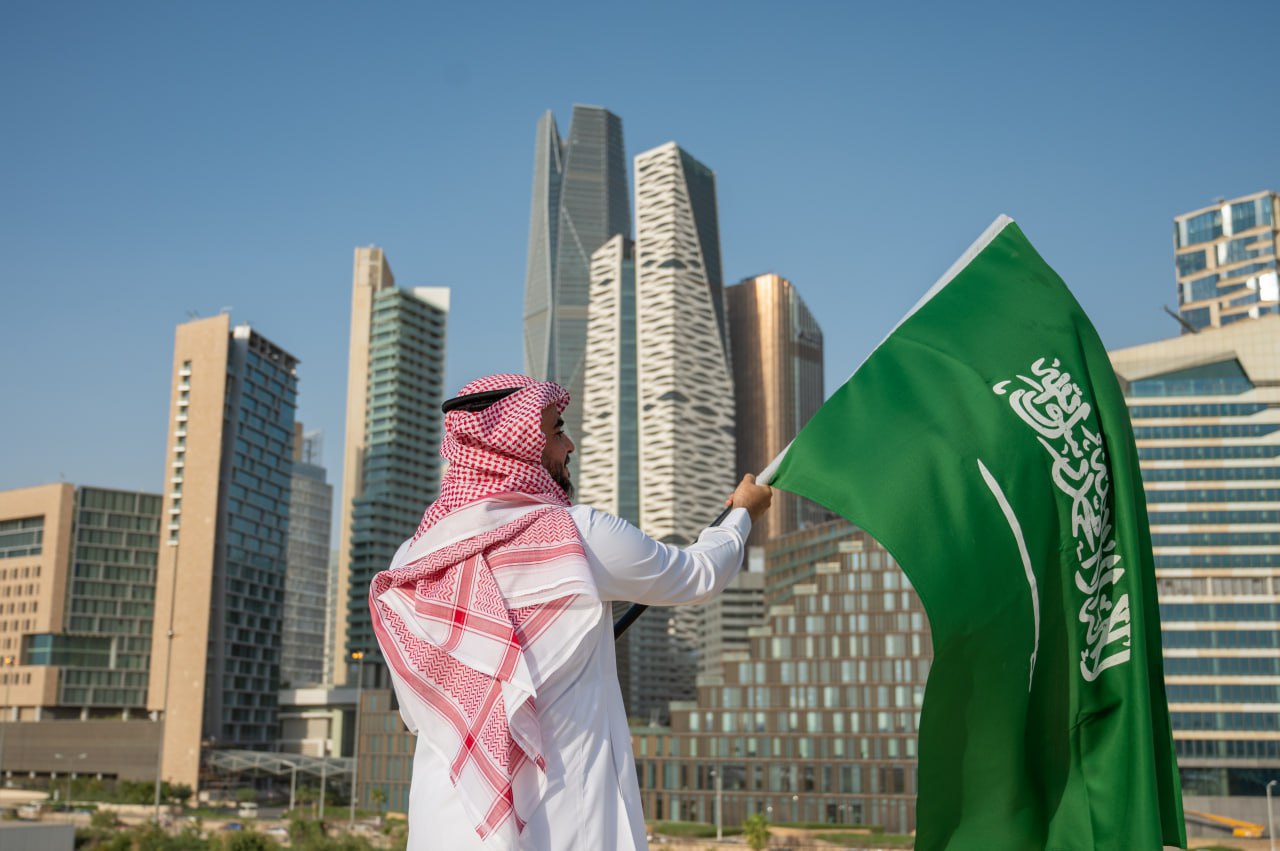 A man Hold saudi arabia flag in riyadh